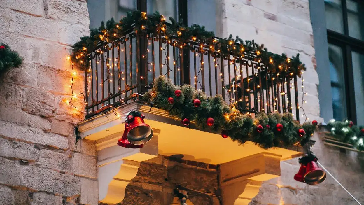 zimowe dekoracje na balkon bez motyw&oacute;w świątecznych
