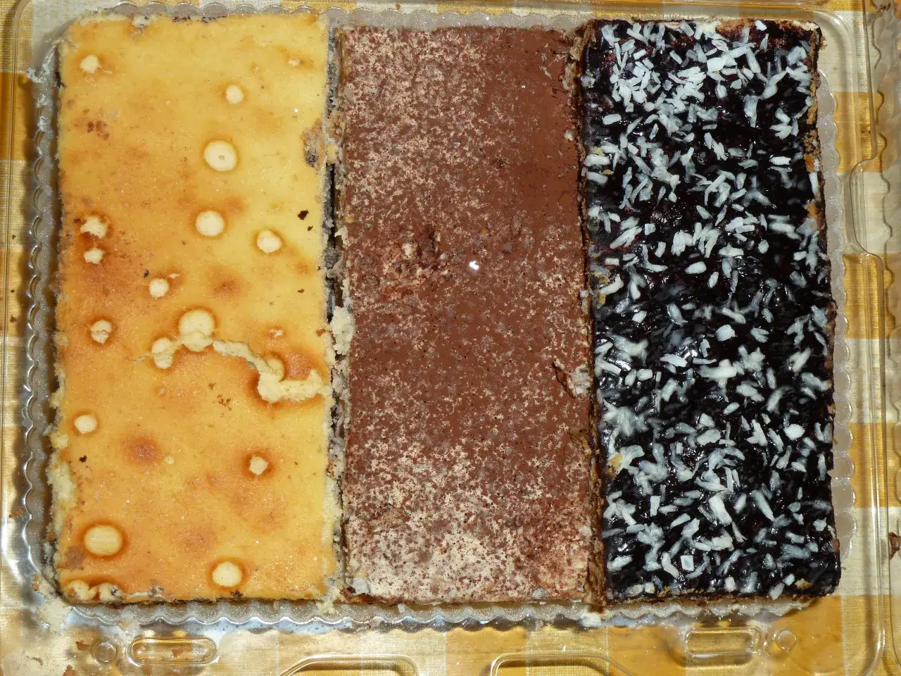 Trzy ciasta w pudełku: jasne z plamkami, kakaowe i czekoladowe z wiórkami. Idealne, jakie ciasta można mrozić.