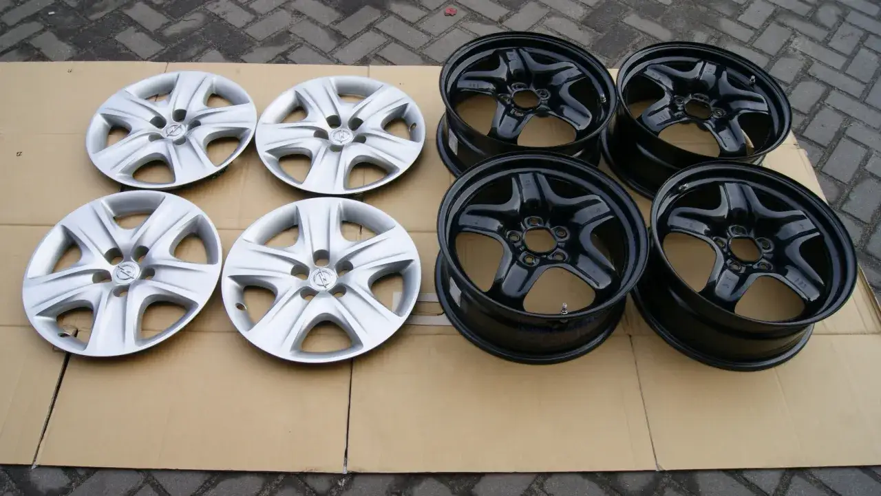 Srebrne i czarne felgi strukturalne Opel, gotowe do montażu.