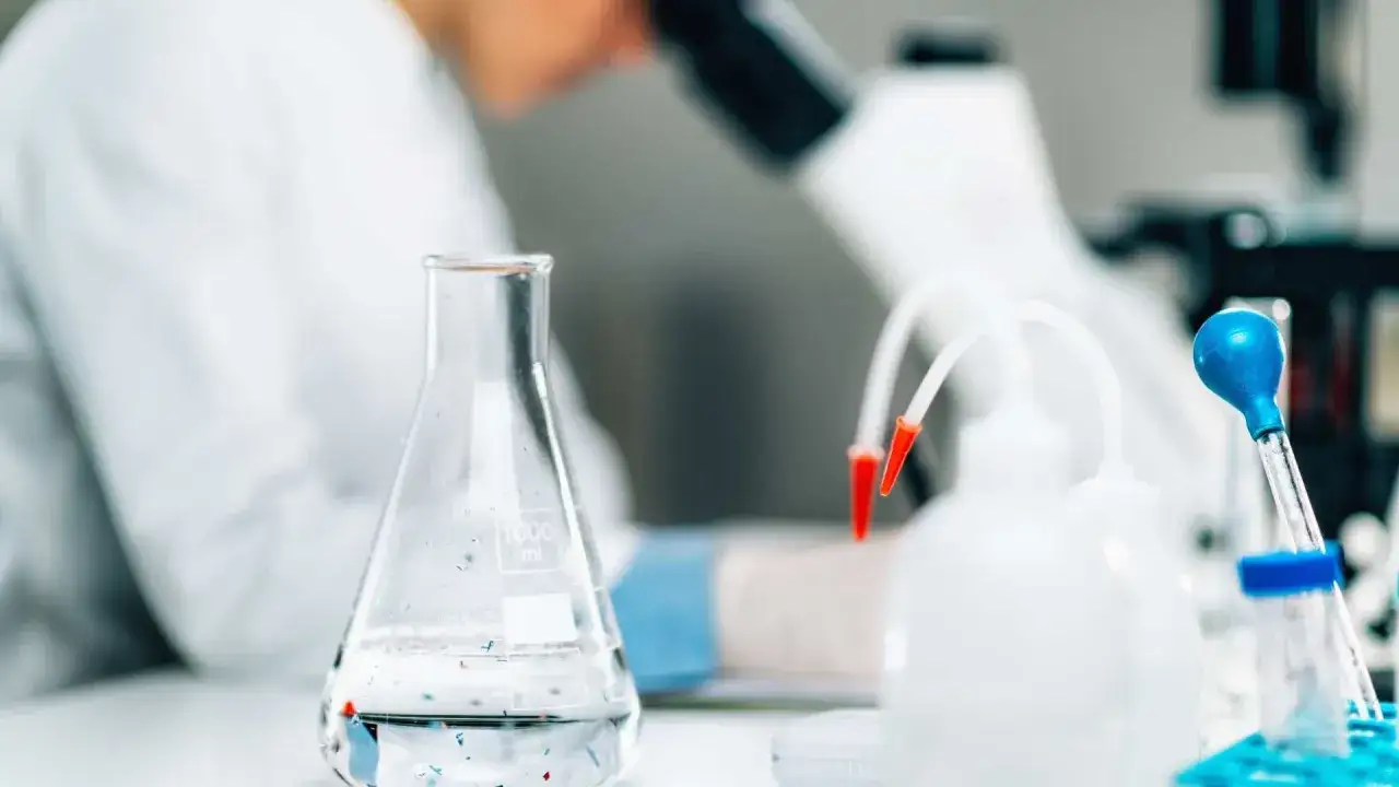 Wiesz, jak otworzyć laboratorium diagnostyczne? Oto sprzęt: kolba, pipeta, mikroskop i butelki z płynami.