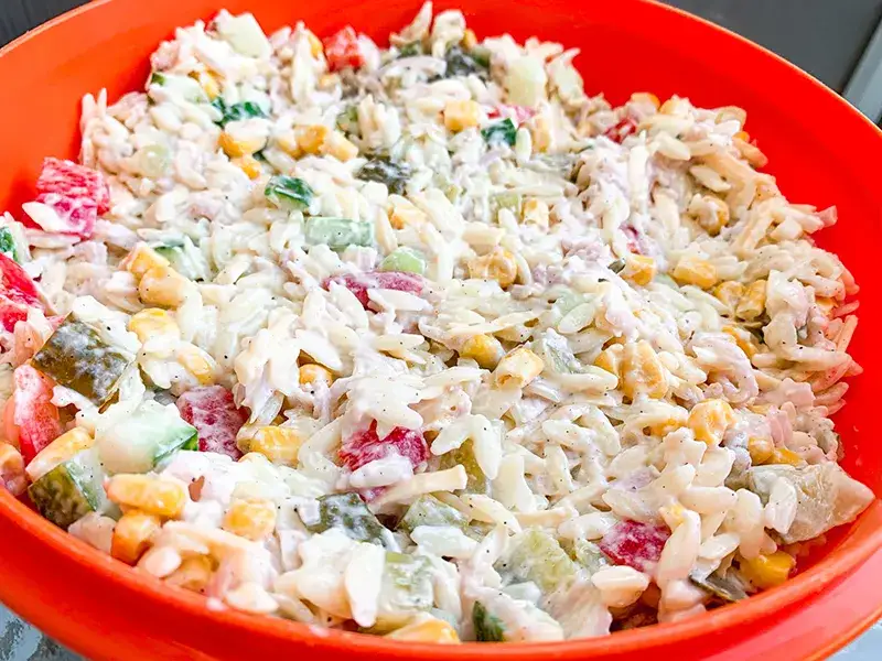 sałatka z makaronem orzo