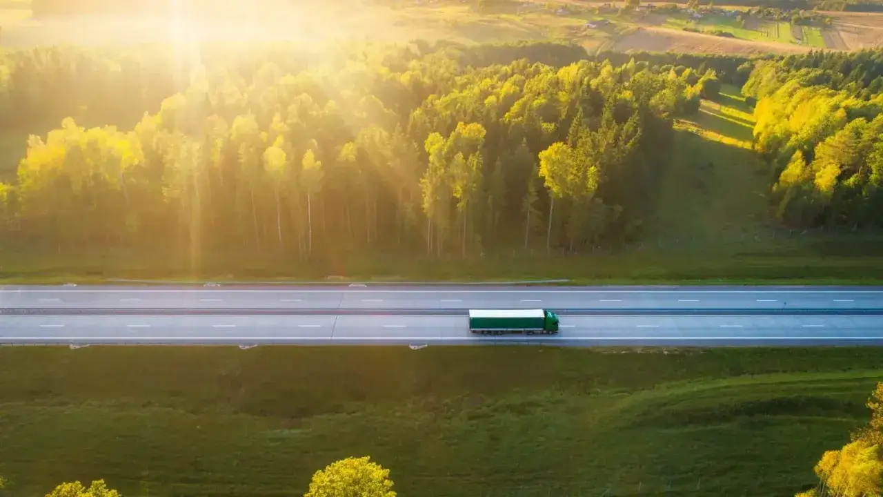 Porównanie kursów na przewóz rzeczy online i stacjonarnie