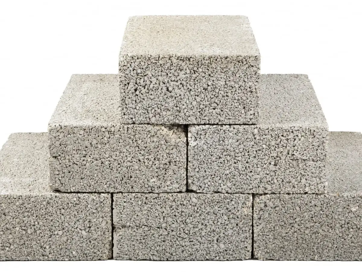 Stos bloczków fundamentowych. Zastanawiasz się, jak obliczyć ilość bloczków fundamentowych? Oto materiał budowlany.