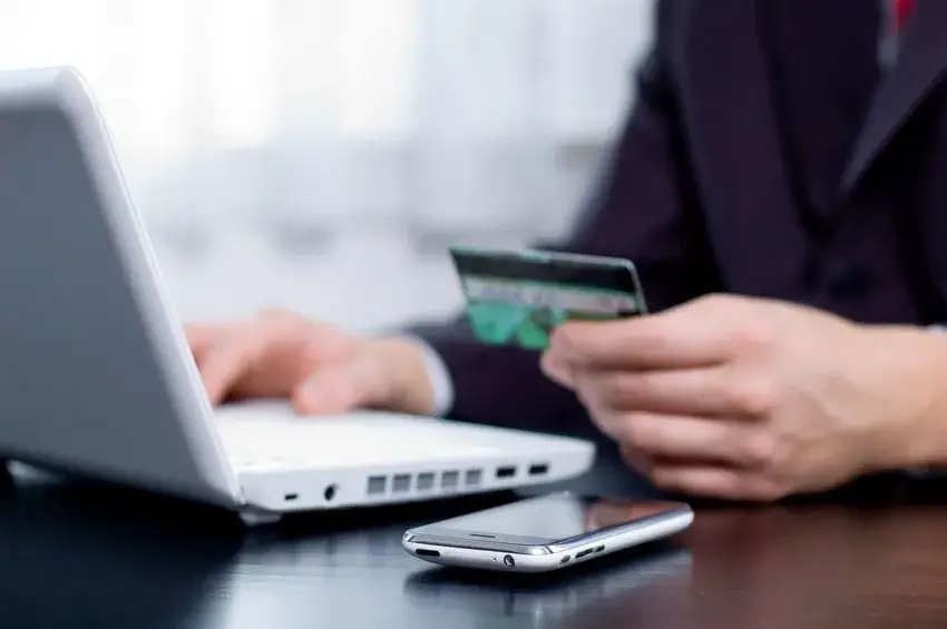 osoba korzystająca z bankowości online