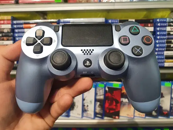 kontroler dualshock 4 na biurku z komputerem