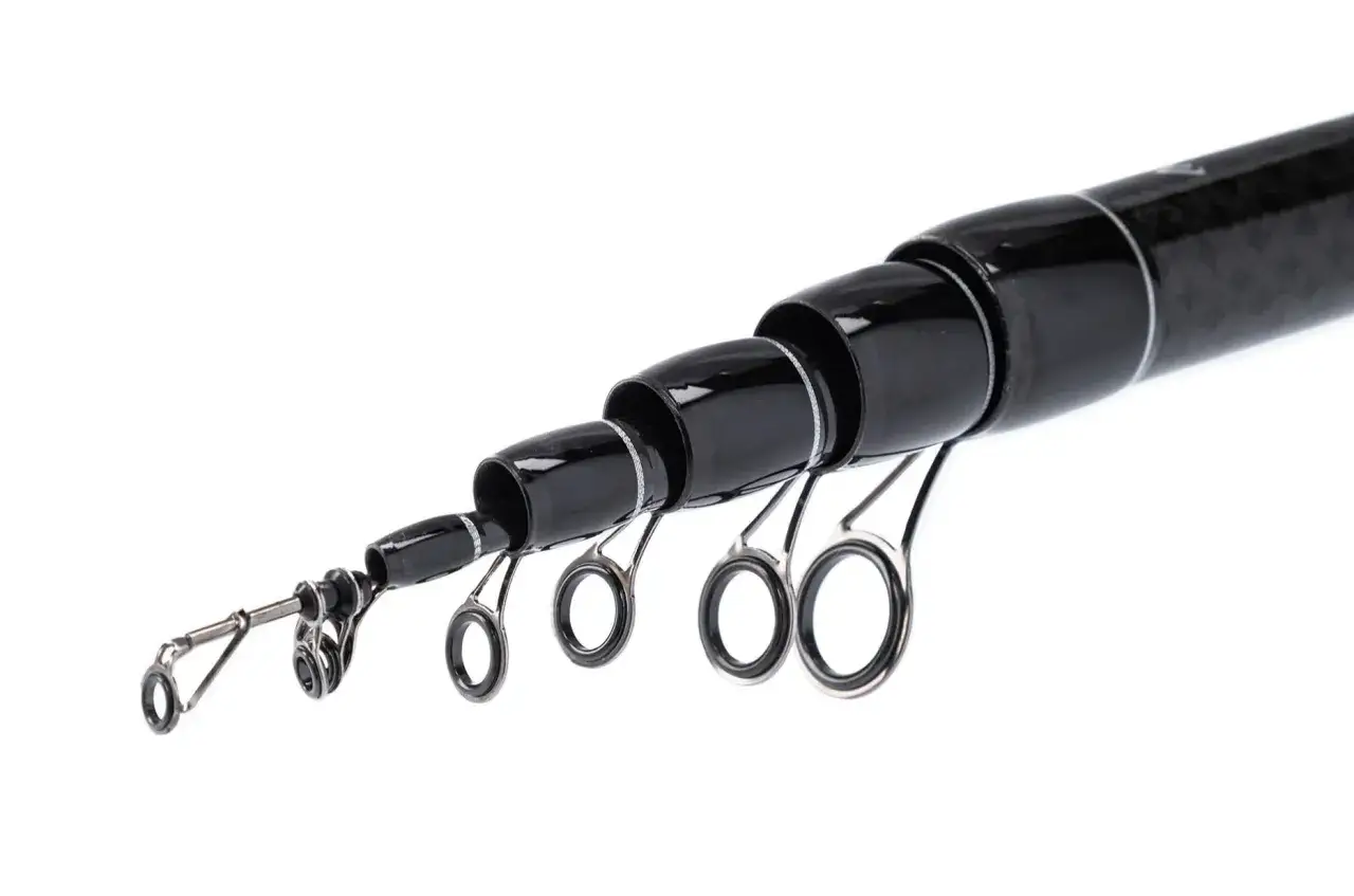 Wędkarz z wędką spławikową nad wodą