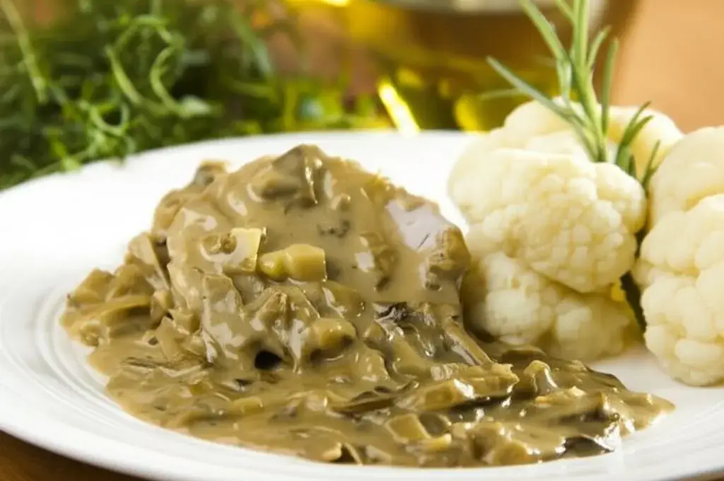 sos z podgrzybków na talerzu