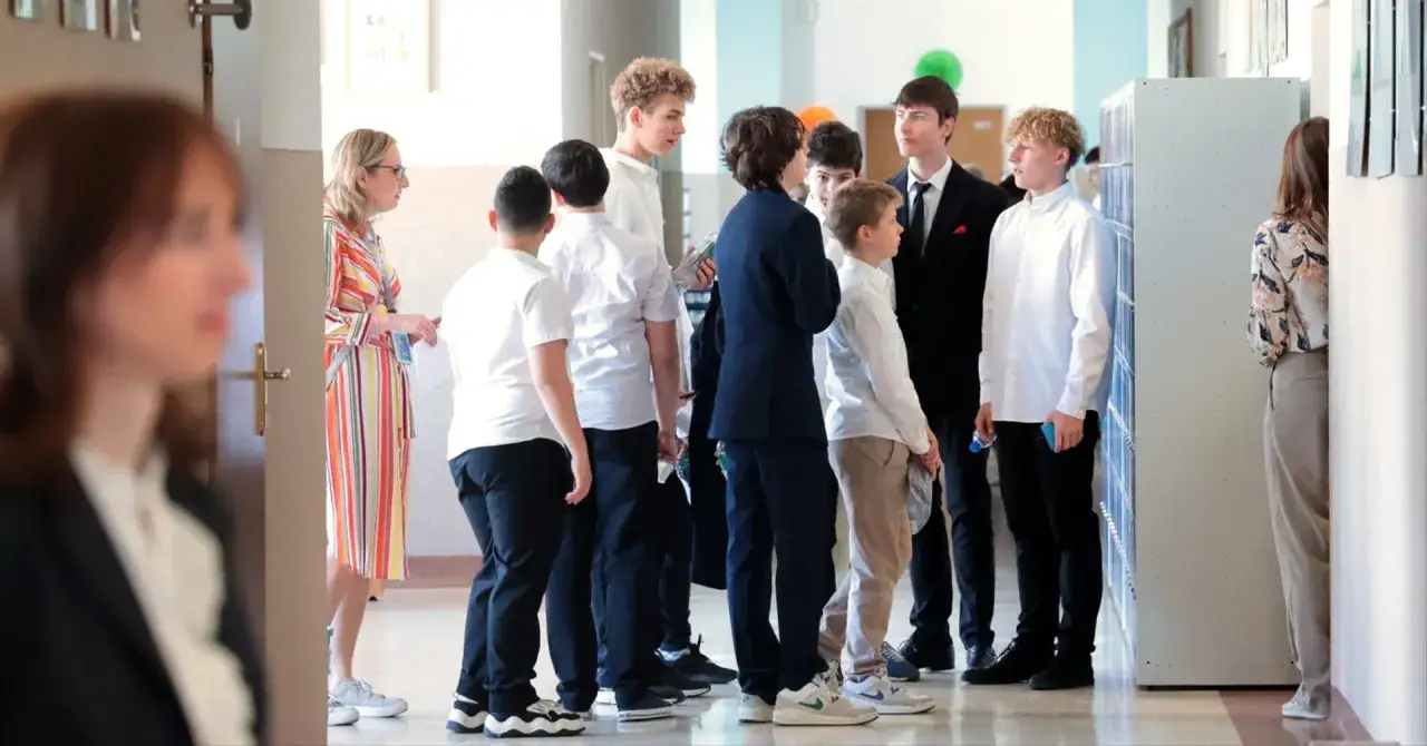 Uczniowie w białych koszulach i garniturach, jakby to był pierwszy dzień, kiedy weszło gimnazjum w Polsce.