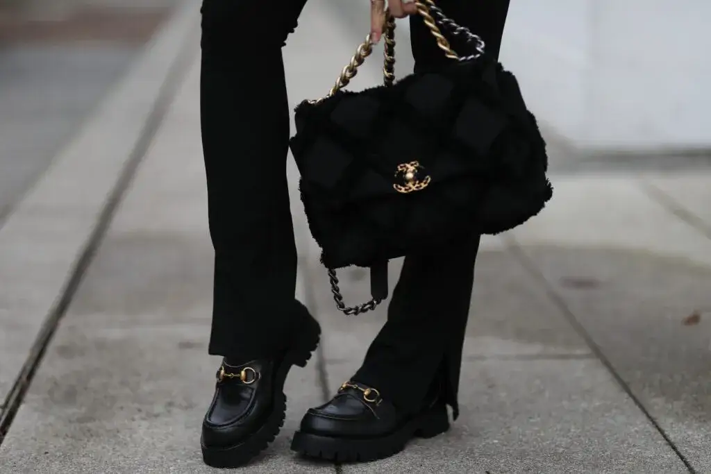 Mokasyny damskie z szerokimi spodniami stylizacje