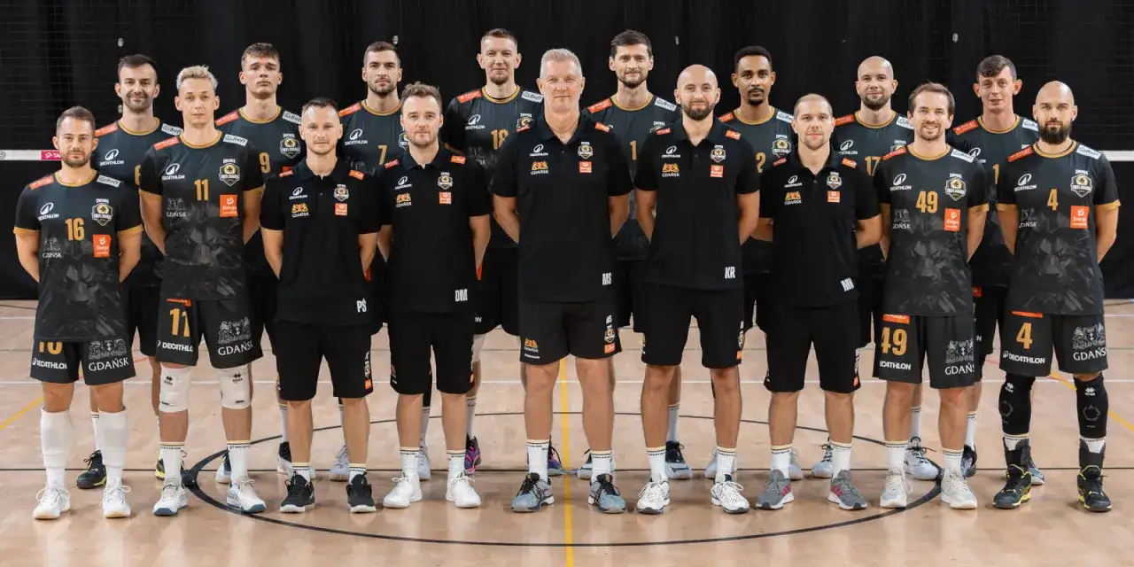 Drużyna Trefl Gdańsk w komplecie. Skład zespołu na boisku, gotowy do gry.