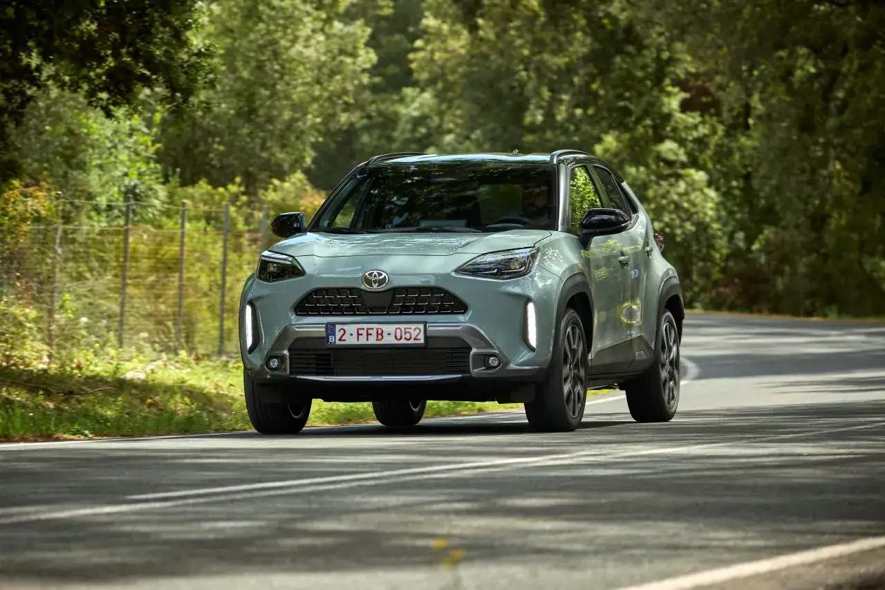 Samoch&oacute;d hybrydowy Toyota zjazd g&oacute;ry