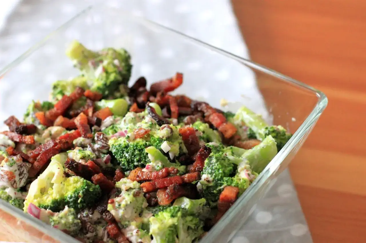 Pyszna sałatka z brokuła i chrupiącego boczku, wymieszana z kremowym sosem.