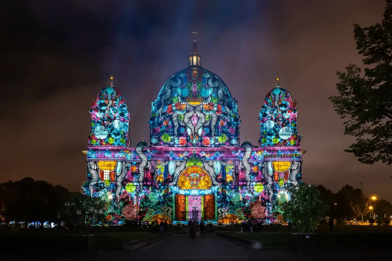 Berlin w kolorach! Festiwal światła na katedrze to świetny pomysł, co robić w Berlinie wieczorem.