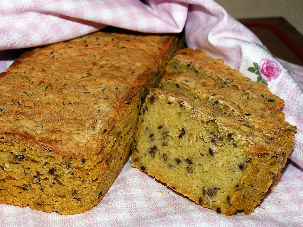 Chleb bezglutenowy z mąki kukurydzianej, z ziarnami lnu. Idealny na śniadanie.