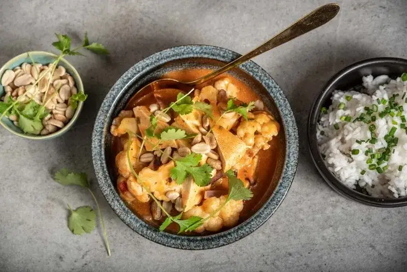 dietetyczne dania z kalafiorem i kurczakiem tofu