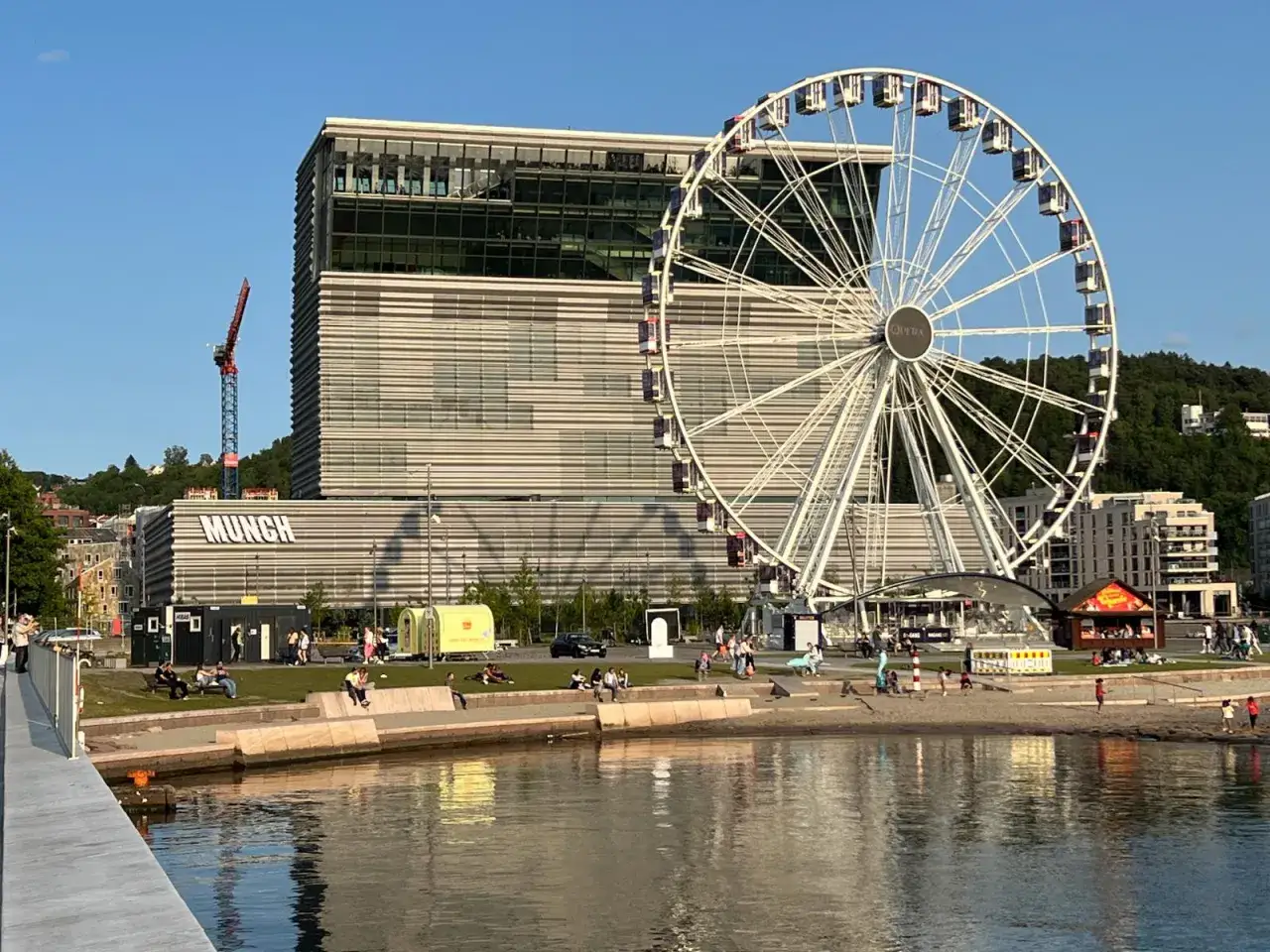 Oslo co warto zobaczyć: Muzeum Muncha i diabelski młyn na nabrzeżu, idealne miejsce na spacer.