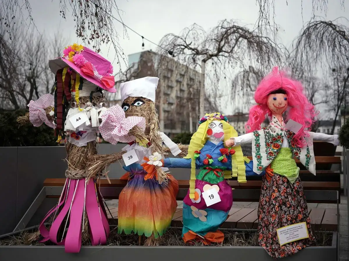 Dzieci tworzące Marzannę z recyklingu krok po kroku