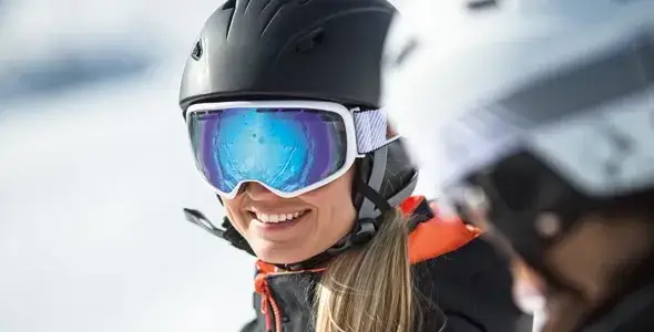 kask narciarski z goglami i rękawicami