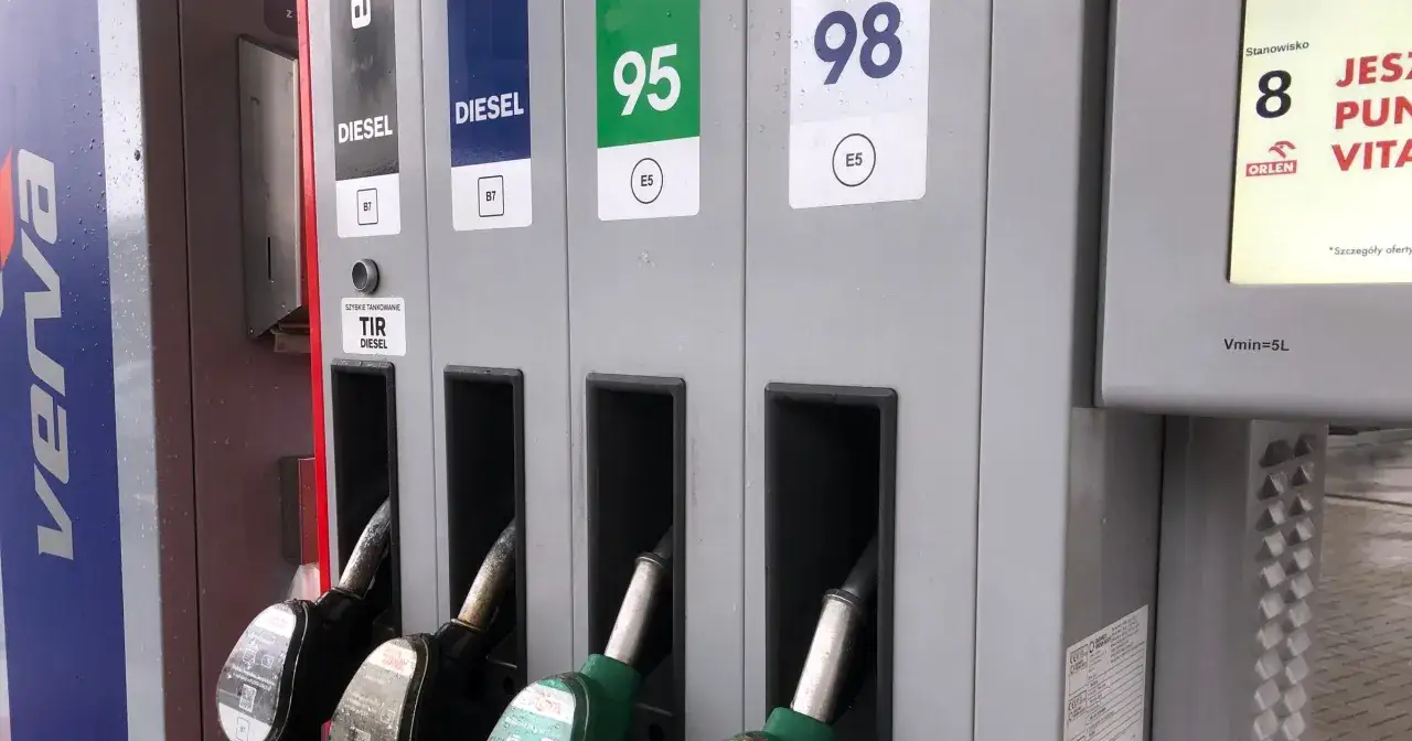 Dostępne paliwa na stacji: Diesel B7, benzyna 95 (E5), benzyna 98 (E5). Warto pamiętać o dostępności benzyny E10.