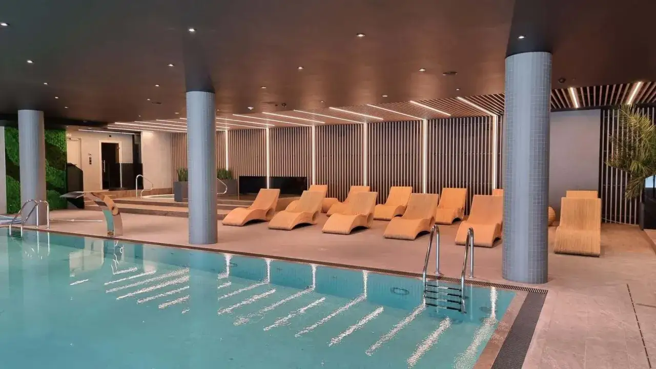 Malowniczy krajobraz z jeziorem i luksusowym spa w tle, zachód słońca