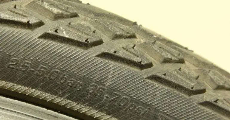 Prawidłowe ciśnienie w oponie rowerowej vs. niskie ciśnienie