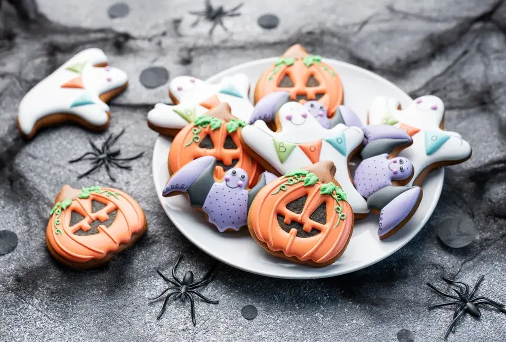 różnorodne ciastka halloweenowe dekorowane