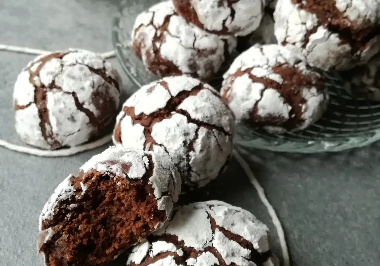 Popękane ciastka czekoladowe crinkle na talerzu