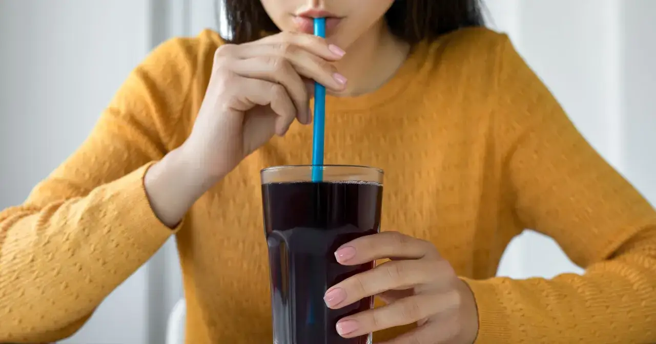 osoba pijąca nap&oacute;j zero i ważąca się