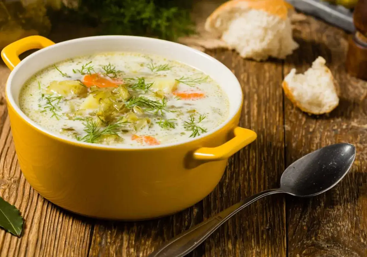 talerz zupy ogórkowej z koperkiem