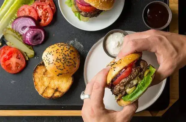 r&oacute;żne kawałki wołowiny na burgery
