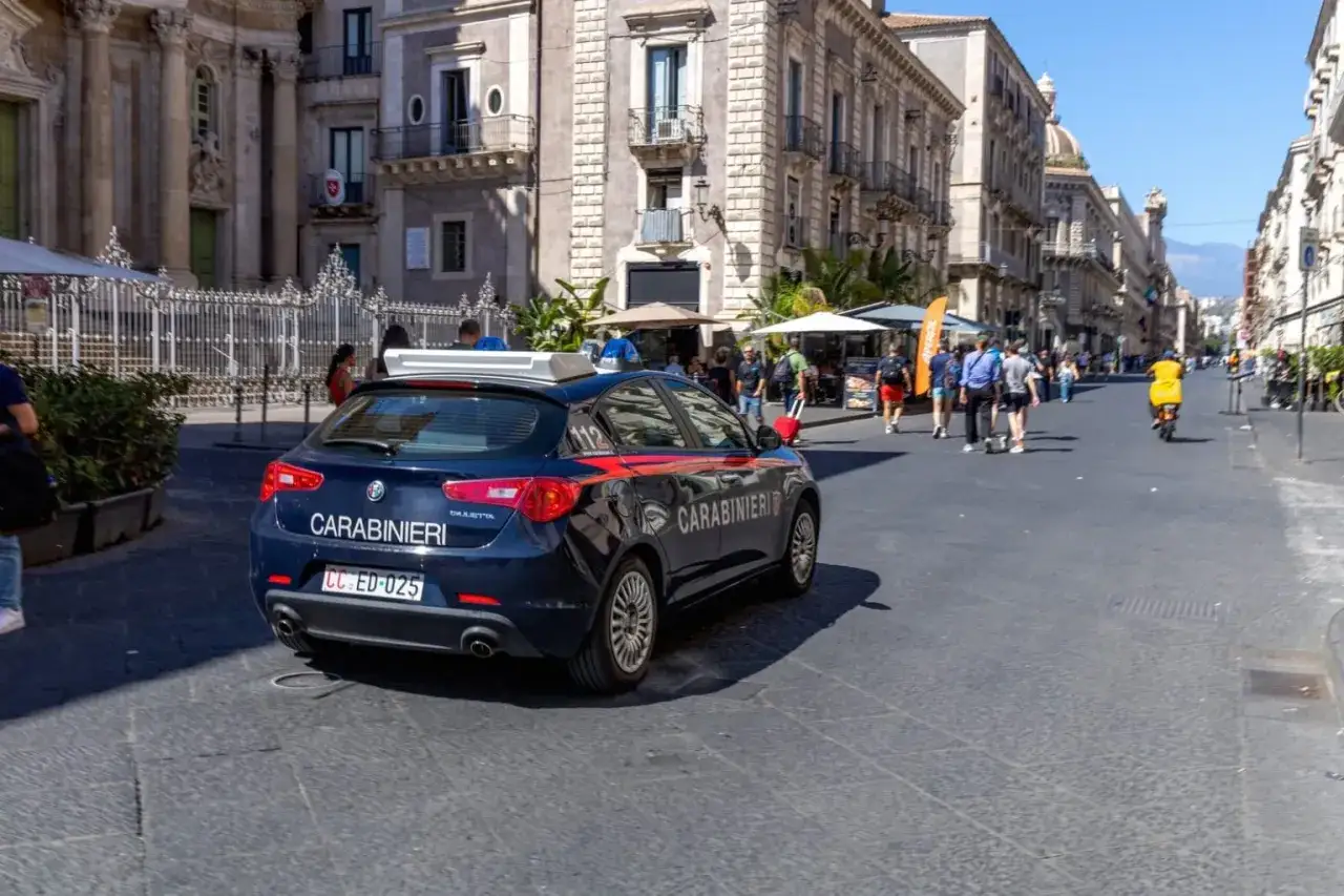 Samochód Carabinieri na ulicy miasta. Widok sugeruje, że czy we Włoszech jest bezpiecznie, bo policja dba o porządek.