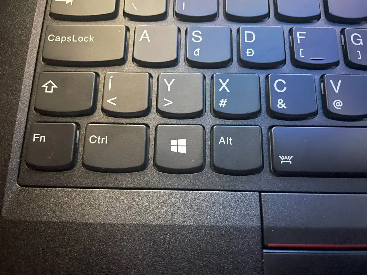 Klawiatura laptopa Lenovo. Aby włączyć podświetlenie klawiatury, naciśnij klawisz Fn i klawisz spacji.