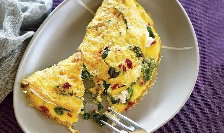 Zdjęcie Ile kcal ma omlet z 2 jajek? Sprawdź, co warto wiedzieć o kaloriach