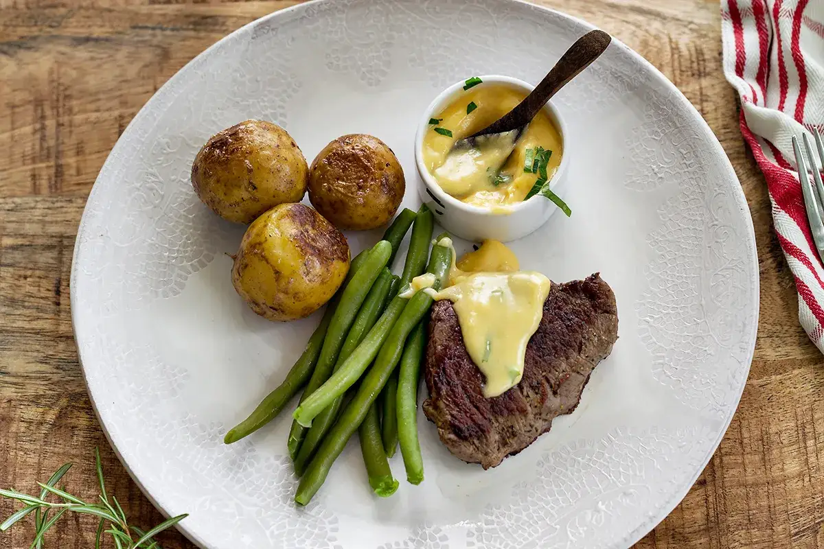 Wykwintne danie: co to jest chateaubriand? Soczysty stek wołowy z ziemniaczkami, fasolką szparagową i sosem.