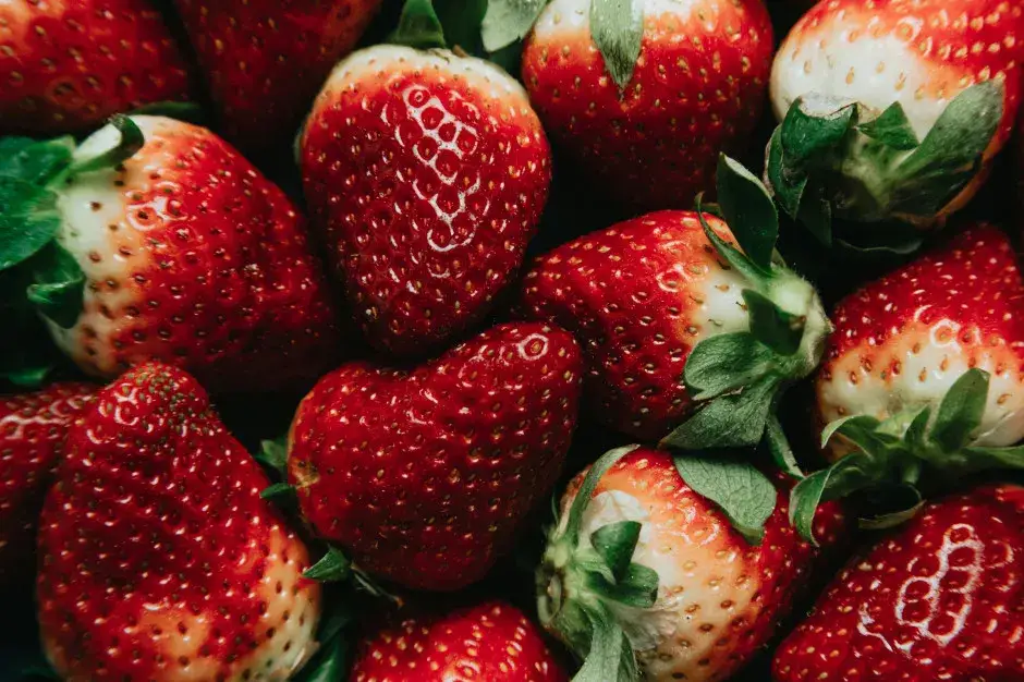 świeże truskawki i mrożone truskawki porównanie