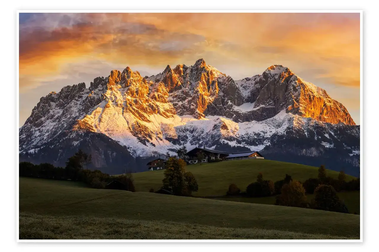 Malerischer Weiler in den deutschen Alpen bei Sonnenaufgang