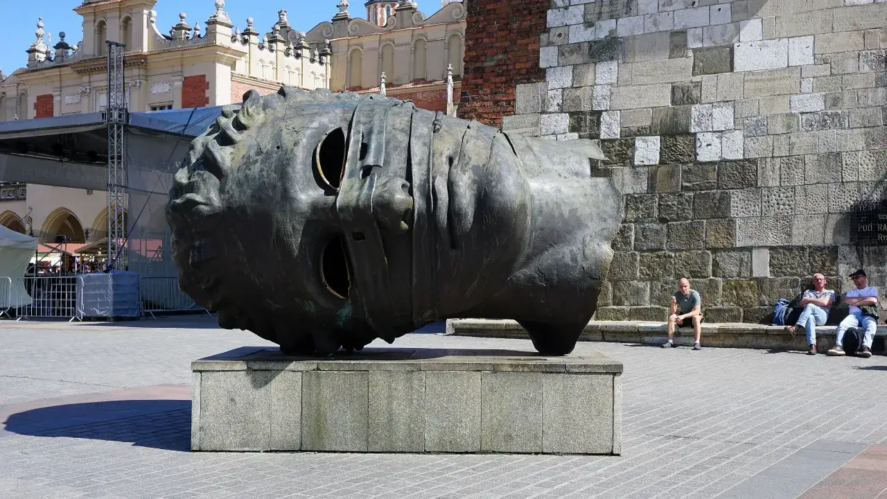 Igor Mitoraj Eros spętany Rynek Główny Kraków
