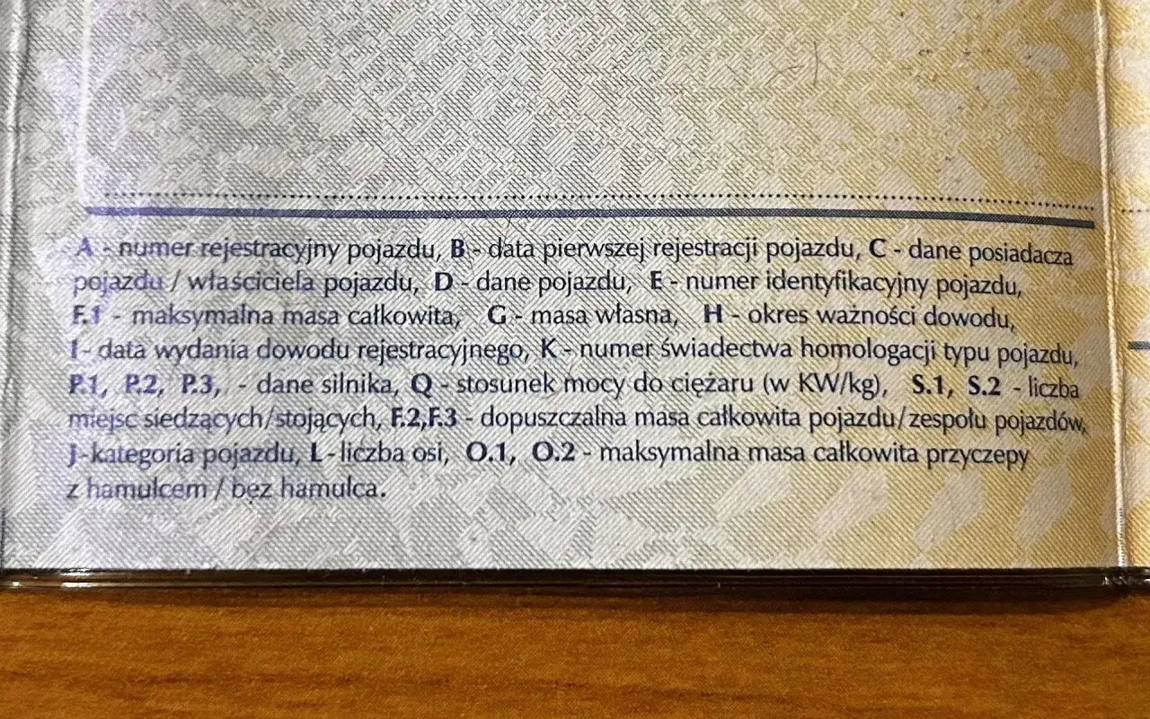 Dowód rejestracyjny pojazdu zawiera informacje o jego dopuszczalnej masie całkowitej.