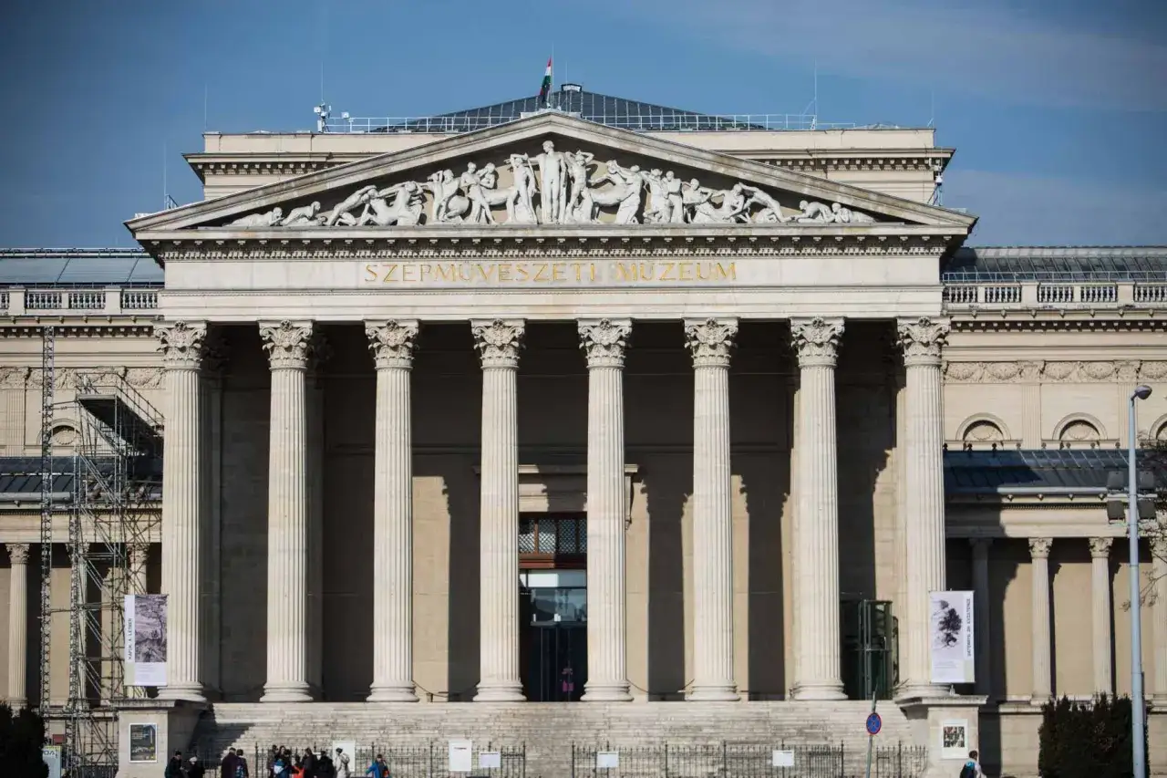 Majestatyczne Muzeum Sztuk Pięknych w Budapeszcie, gdzie można kupić bilety na wystawy.