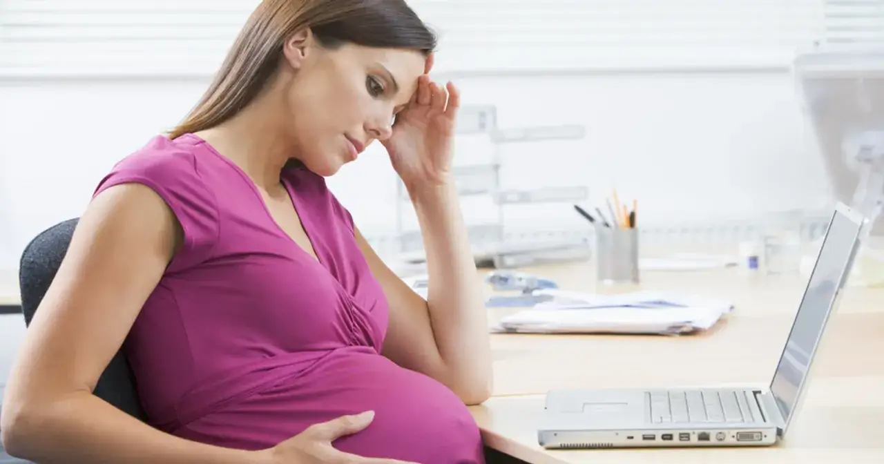 kobieta w ciąży z dokumentami ZUS