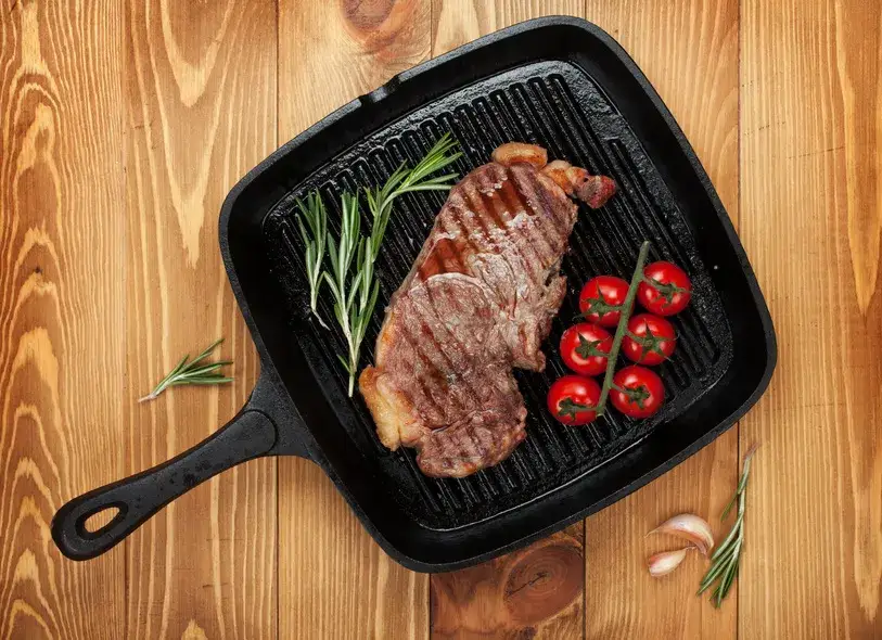 Poêle en fonte striée pour viande grillée