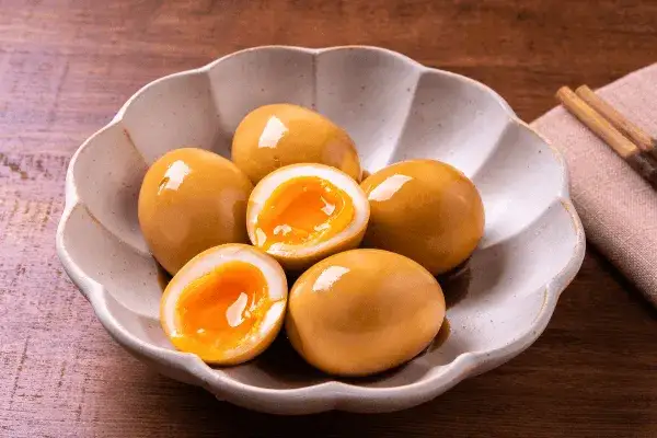 Składniki marynaty do jajek ramen sos sojowy mirin