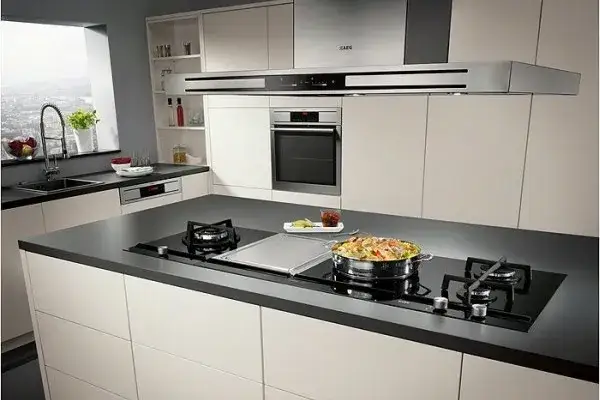 płyta indukcyjna w kuchni, nowoczesna kuchnia