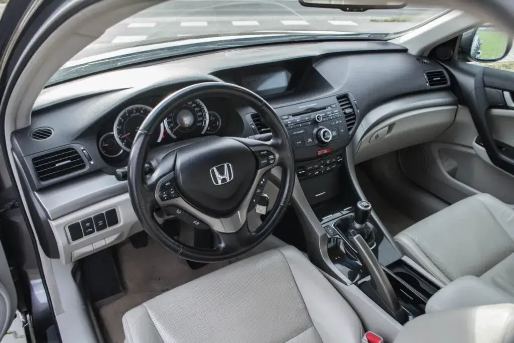 Honda Accord VIII generacja wnętrze