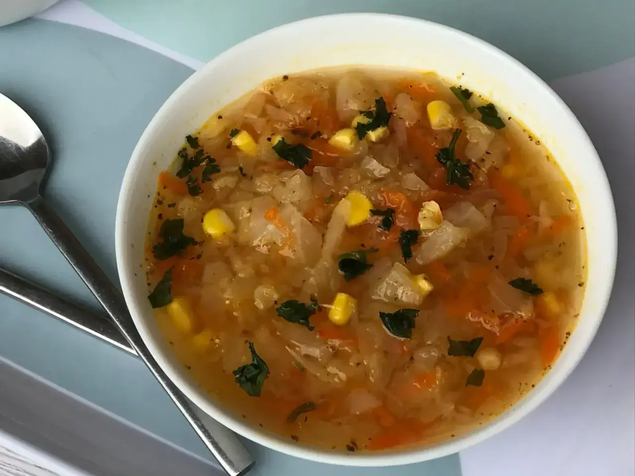 Misternie przygotowana zupa warzywna z kukurydzą i marchewką. Czy zupy mają dużo kalorii? Ta wygląda na lekką i zdrową!