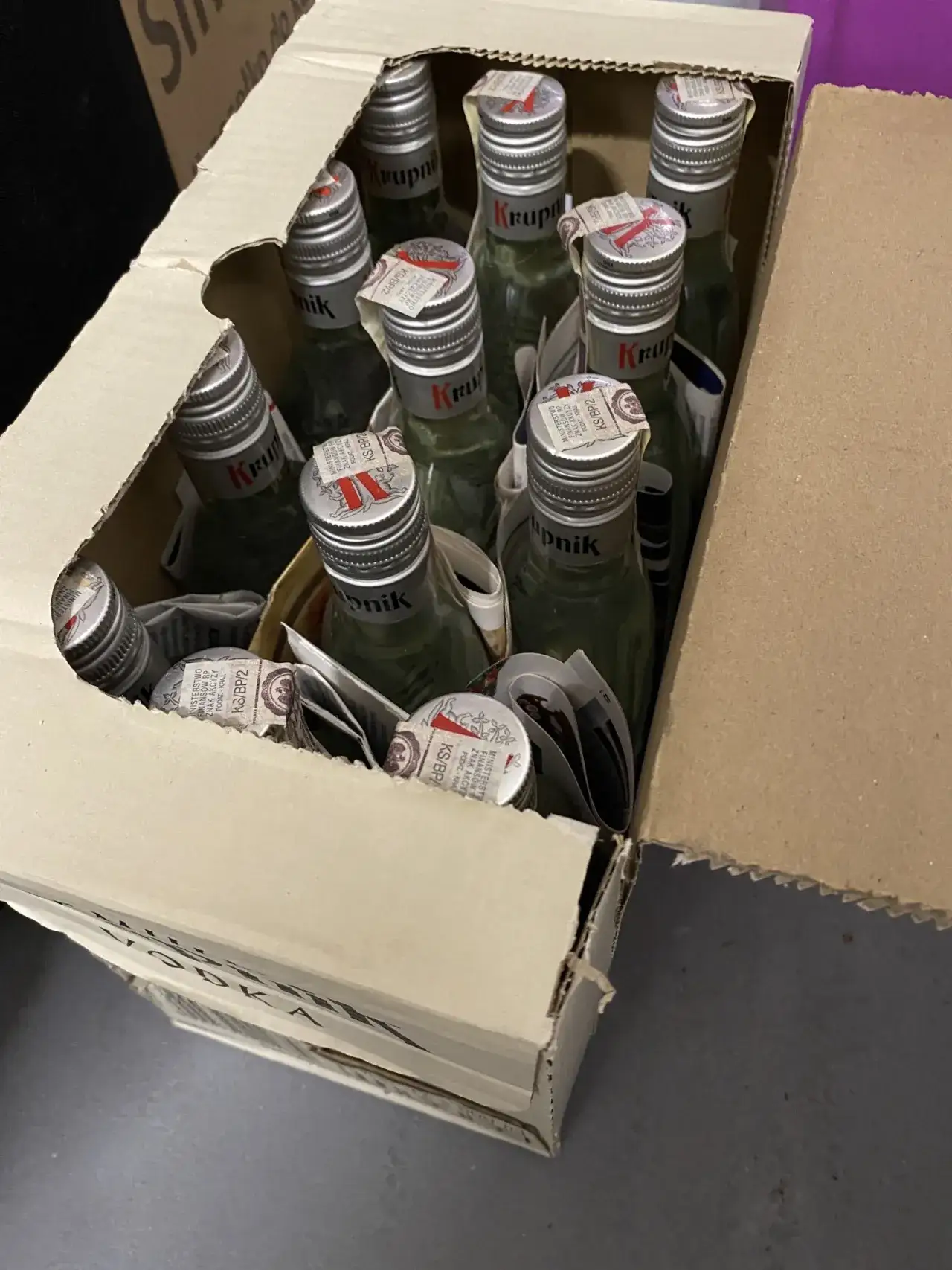 Zdjęcie Ile kosztuje karton wódki Żubrówki? Sprawdź ceny i oferty w sklepach