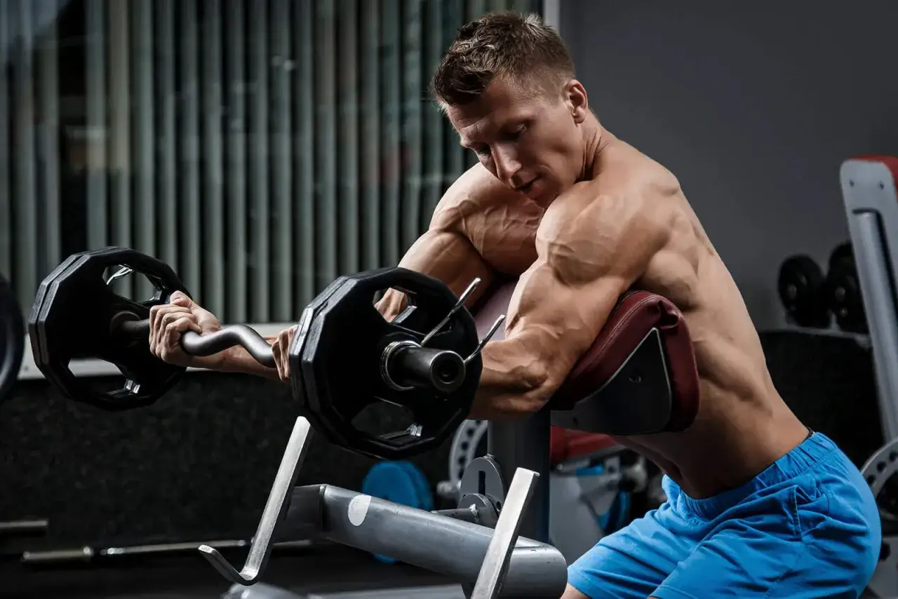 różne ćwiczenia na biceps siłownia