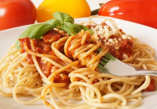 Sos boloński z mięsem mielonym i pieczarkami