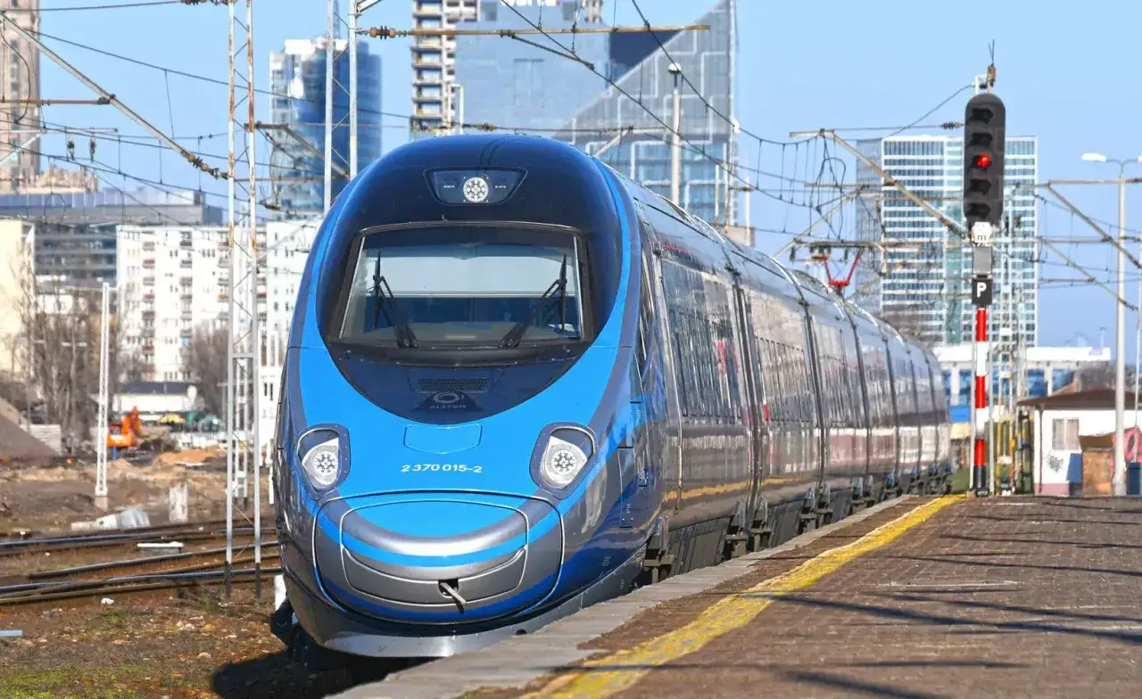 Błękitny Pendolino na torach, gotowy do podróży. Zastanawiasz się, ile kosztuje bilet do Krakowa PKP?