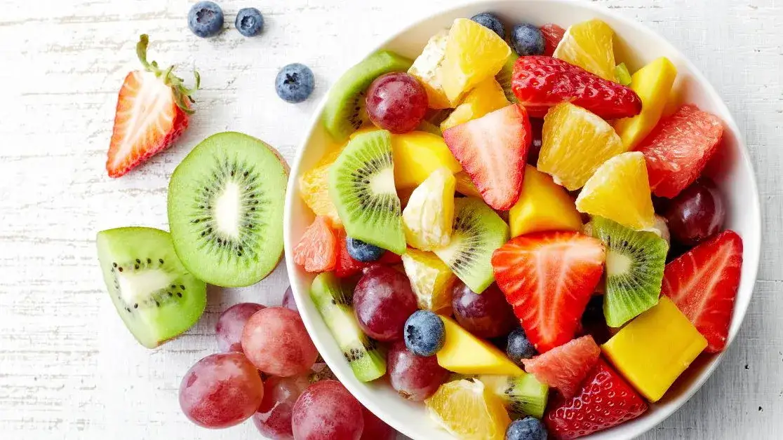Assortiment de fruits frais pour salade de fruits